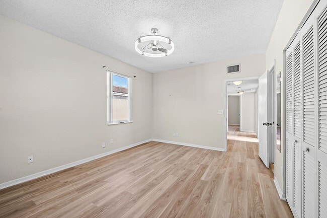 Building Photo - 10565 NW 57th Ct