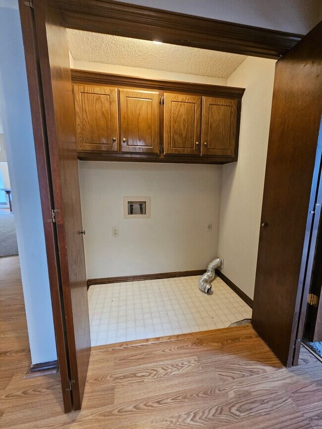 Building Photo - (3) Bed, (2)Bath Avail NOW! Cambridge Addi...