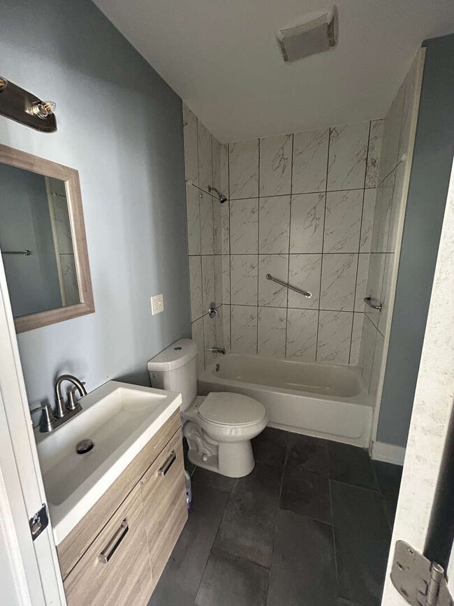 Building Photo - 1924 S Albany Ave