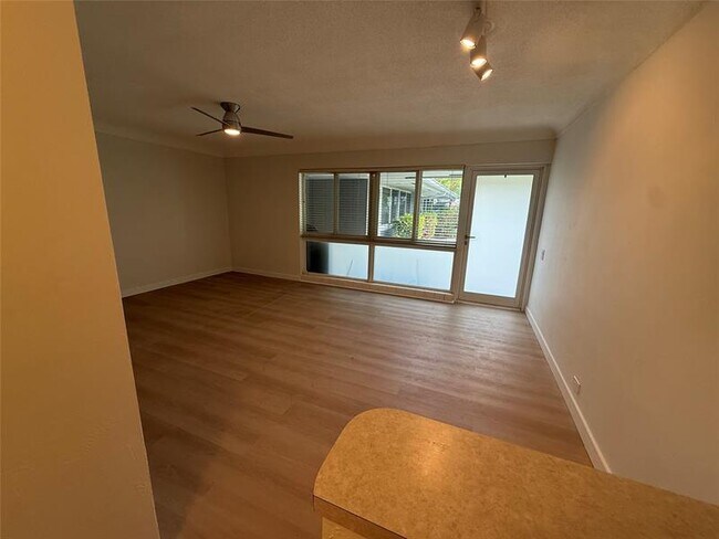 Building Photo - 4009 NE 21st Ave