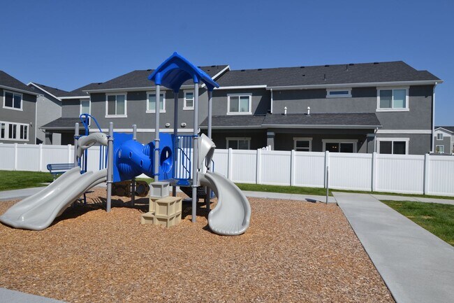 Building Photo - Gorgeous 4 Bed 3 Bath Townhouse in Riverton!