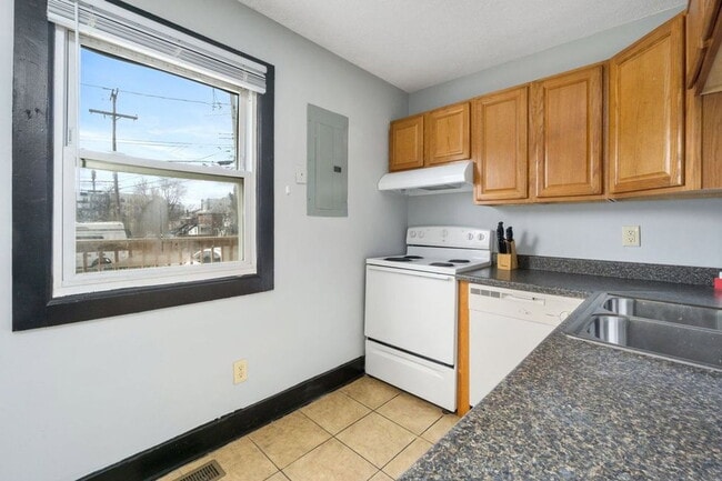 Building Photo - 1373 Indianola Ave