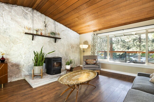 Building Photo - SW Bend Reverse-Living Home on .36 Acres | 5 Bedrooms | 3 Bathrooms