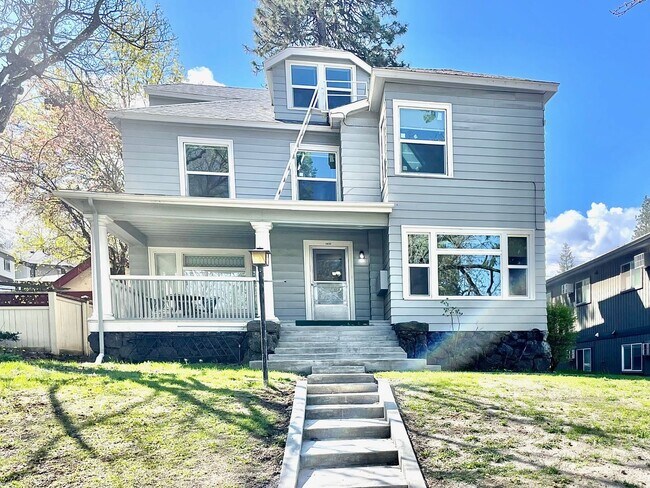 Building Photo - Gorgeous Remodeled 2 Bed, 1 Bath on South Hill!