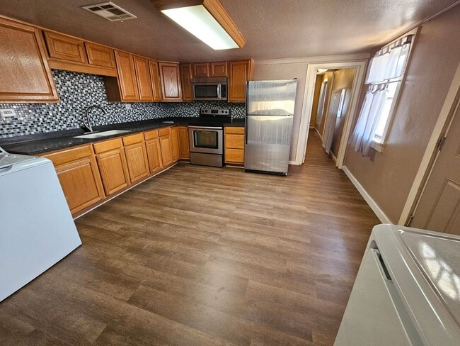 Building Photo - 2 Bedroom/2 Bath Home with Refrigerated Ai...