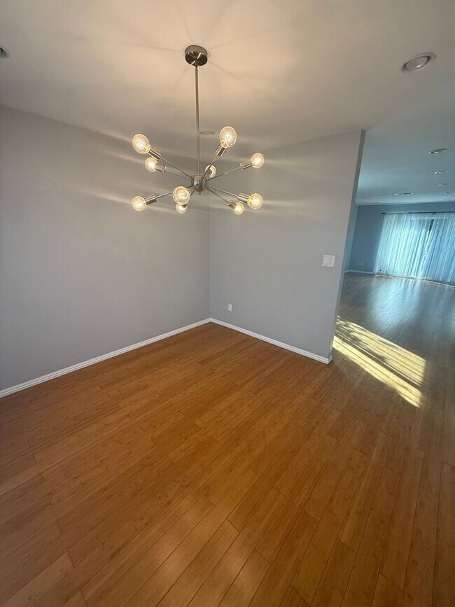 Building Photo - Turnkey End-Unit Townhome with Vaulted Ceilings & Garage