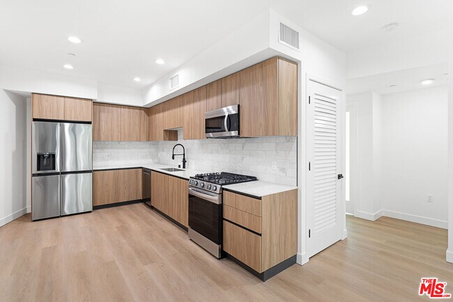 Building Photo - 164 Chestnut St