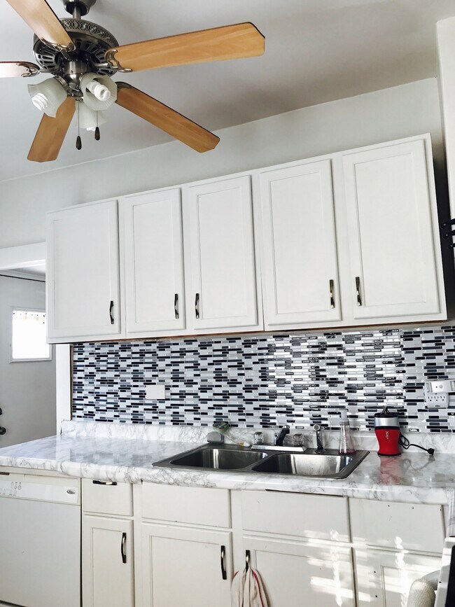 Kitchen with plenty of storage - 4048 Snelling Ave