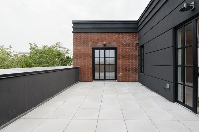 Building Photo - 251 Front St