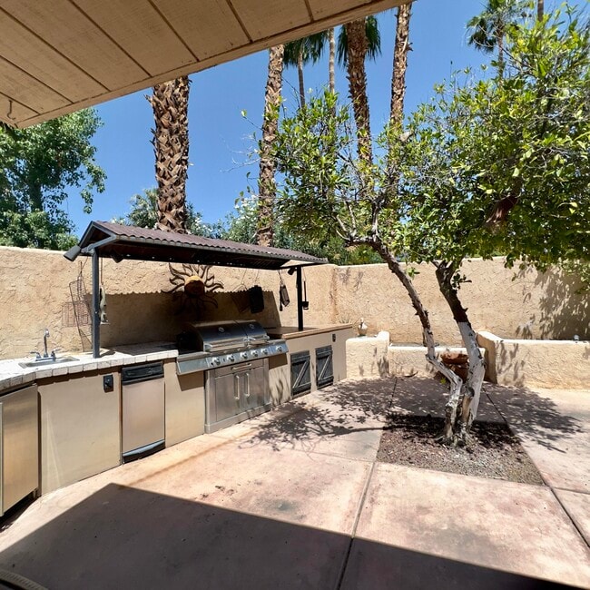 Building Photo - 40064 Silktree Ct