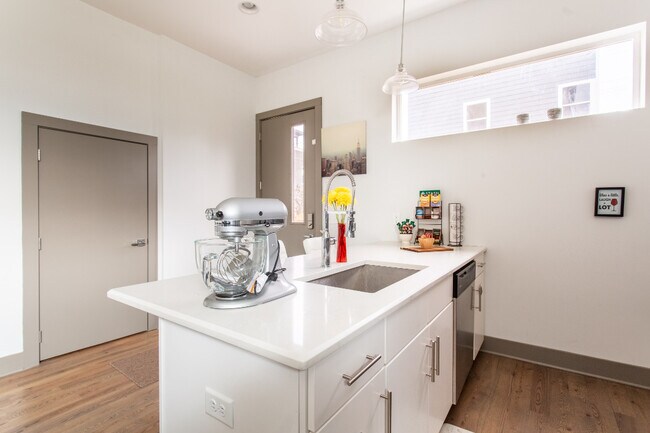 Building Photo - 1044 2nd Ave S