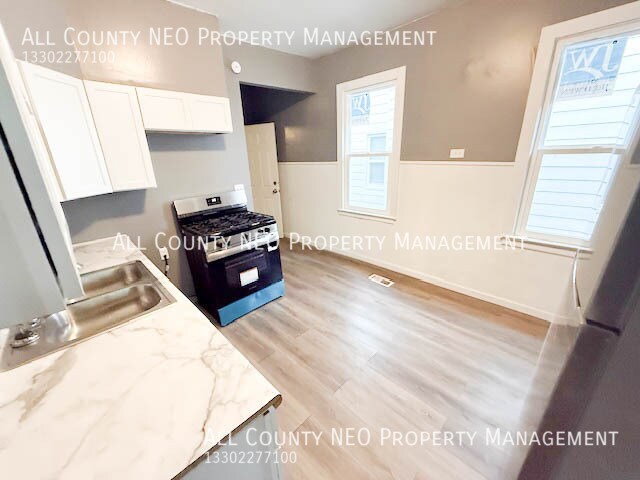 Building Photo - 2048 W 100th St