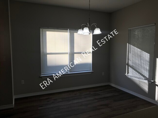 Building Photo - 714 Robinson Ave E