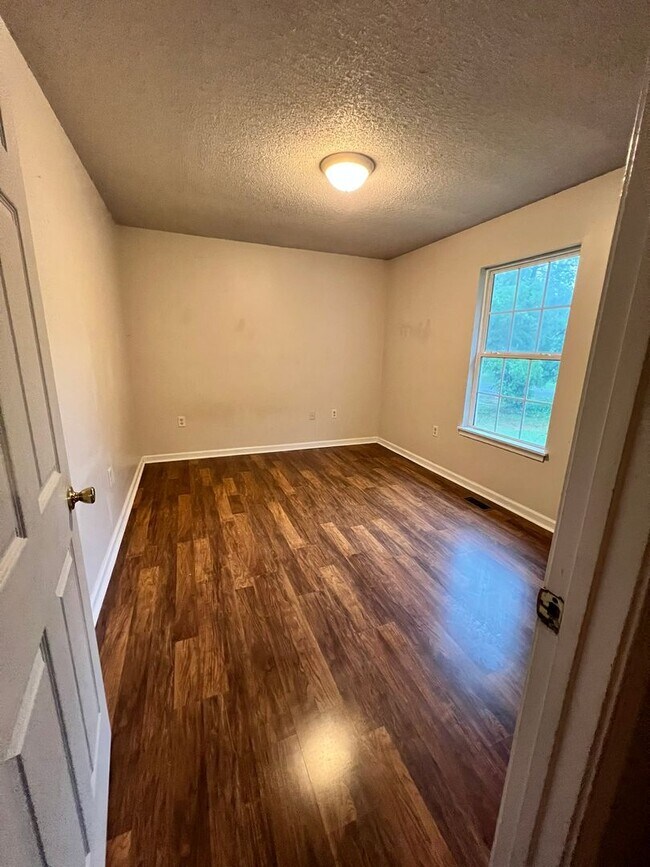 Building Photo - 3BD/ 2BA in Hidden Lake Subdivision