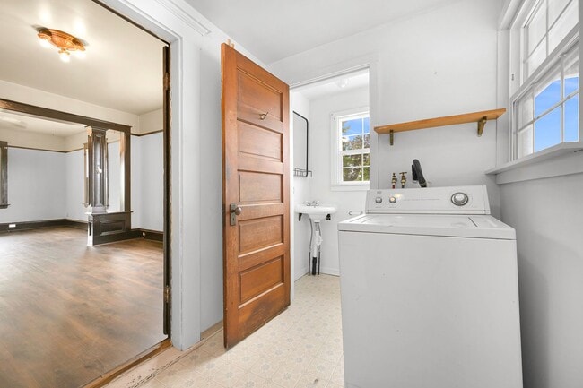 Building Photo - Large Single Family home with Bonus Room!