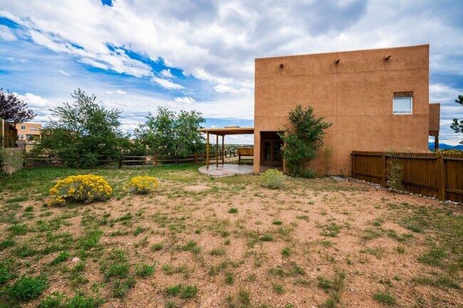 Building Photo - Spacious Two-Story Retreat