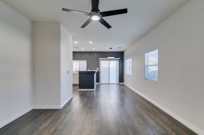 Building Photo - Stylish Townhouse Near the Strip with Dual Suites