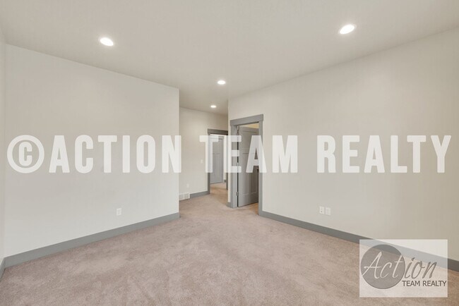 Building Photo - Townhome in Riverton!