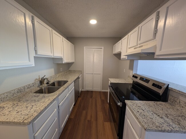 Building Photo - 11031 E 14th Ct