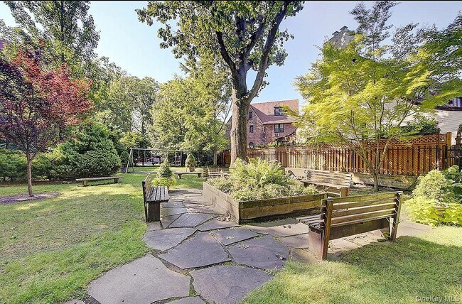 Building Photo - 6 Burns St