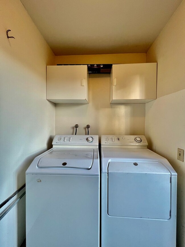 Building Photo - Beautiful 3B/2BA condo w/ Washer&Dryer loc...