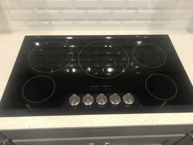 Building Photo - Stunning 3 Bedroom, 2.5 Bathroom Home in F...