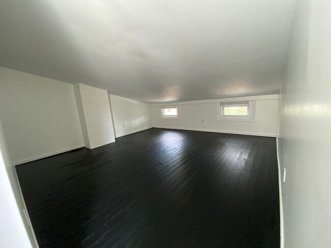 Building Photo - 451 Warner St