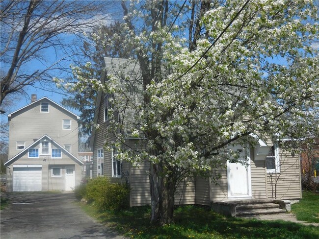 Building Photo - 10 Edmunds Ln