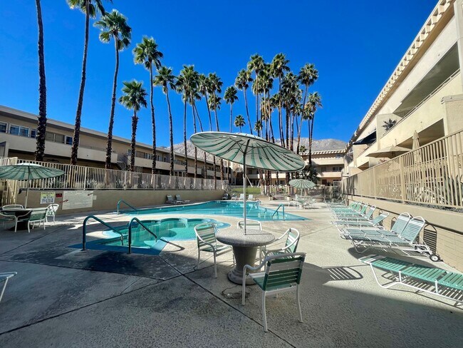 Building Photo - AVAILABLE NOW !! 2 Bedroom 2 Bathroom Cond...