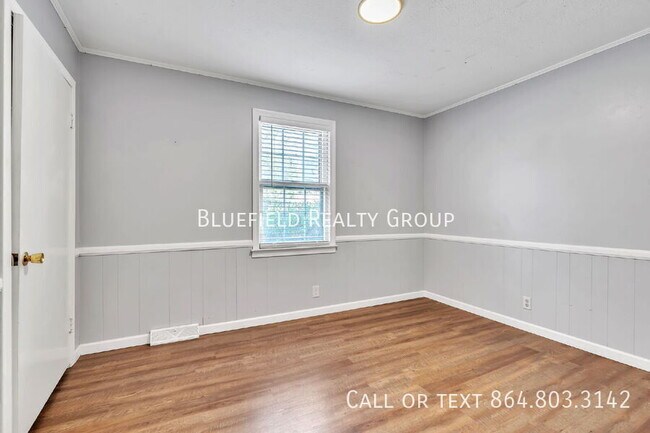 Building Photo - 107 111 River Rd Cir