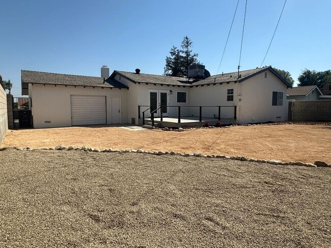 Building Photo - 3+2 RENOVATED W/Drive-Through Garage!