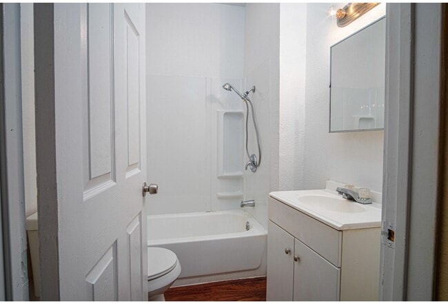 Building Photo - 526 Cooper St