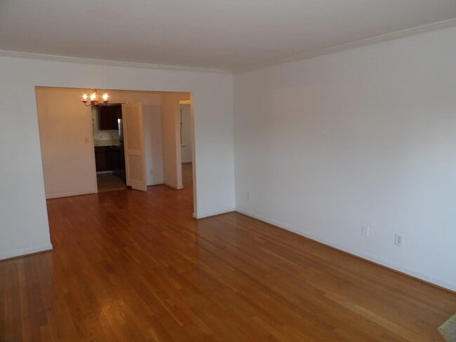 Building Photo - 837 Malabu Dr