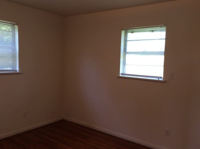 Building Photo - 2100 Meadowvale Ct