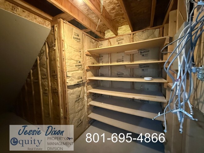 Building Photo - 108 W Oaks Dr