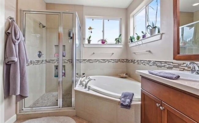 Building Photo - Charming 3 bed/2.5 Bath Home with Office