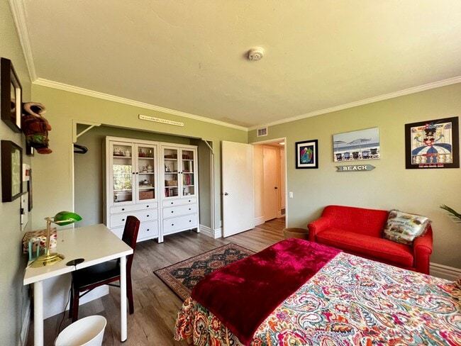 Building Photo - Beautiful 4 bedroom 2 bath House, with man...