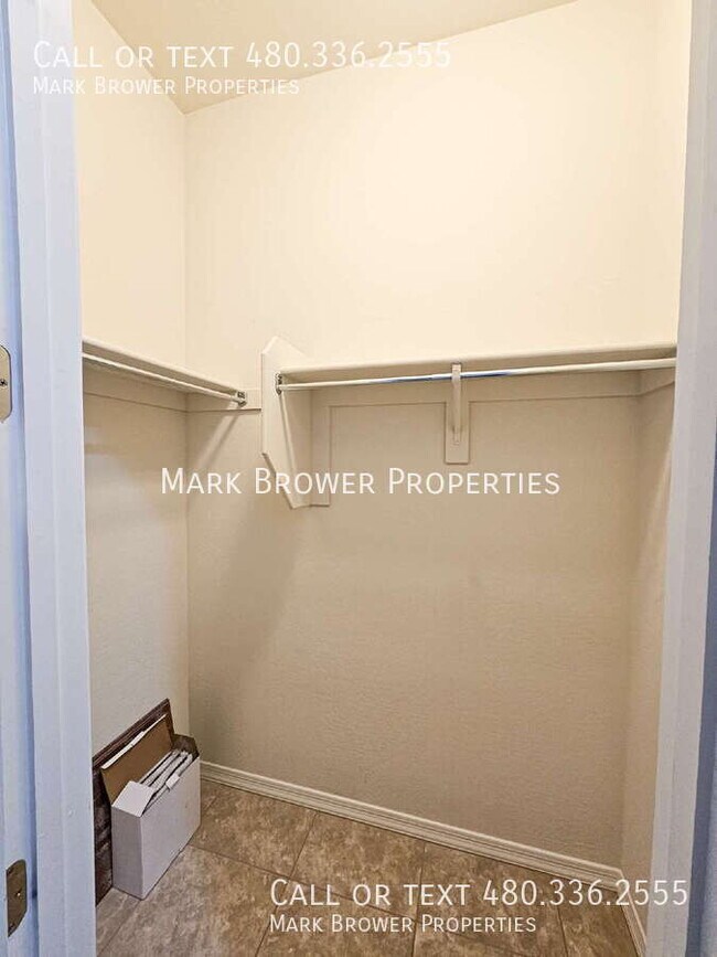 Building Photo - 3345 E Indigo St