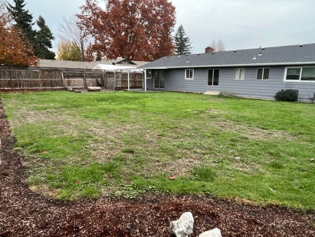 Building Photo - $500 off first full month! 3 Bedroom 2 Bath McMinnville OR