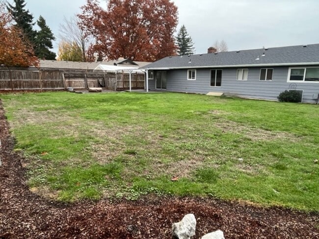 Building Photo - Coming Soon! 3 Bedroom 2 Bath McMinnville OR