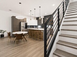 Building Photo - 4402 Mt Vernon Dr