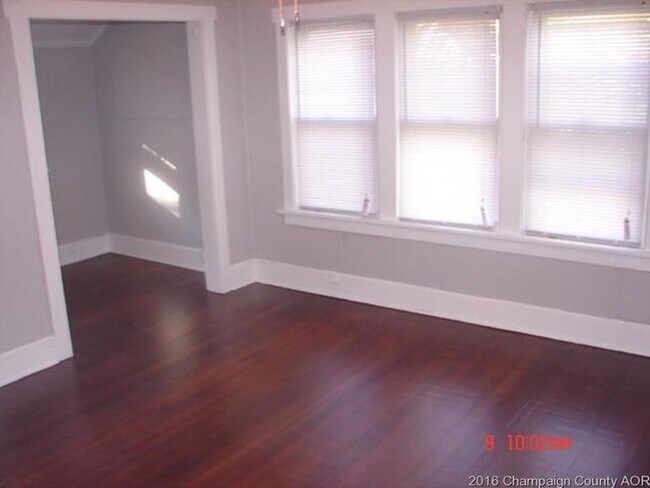 Building Photo - Large 3bed/2bath with full basement