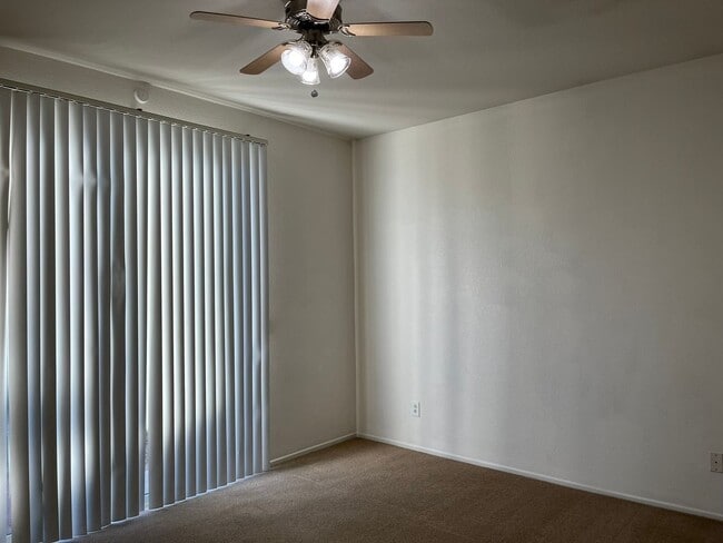 Building Photo - 3 bedroom- 2 bath Home in Victorville!