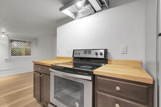 Building Photo - $1,395.00 - 2 Beds, 1 Bath, Condo in Denve...