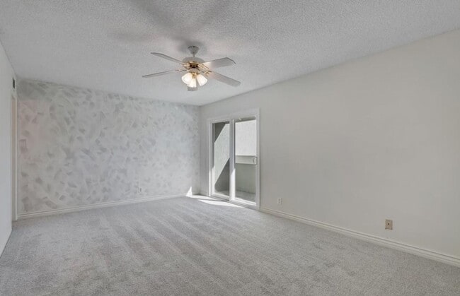 Building Photo - Beautiful 3 bed / 2.5 bath Townhome with Patio and 2 car garage in Huntington Beach