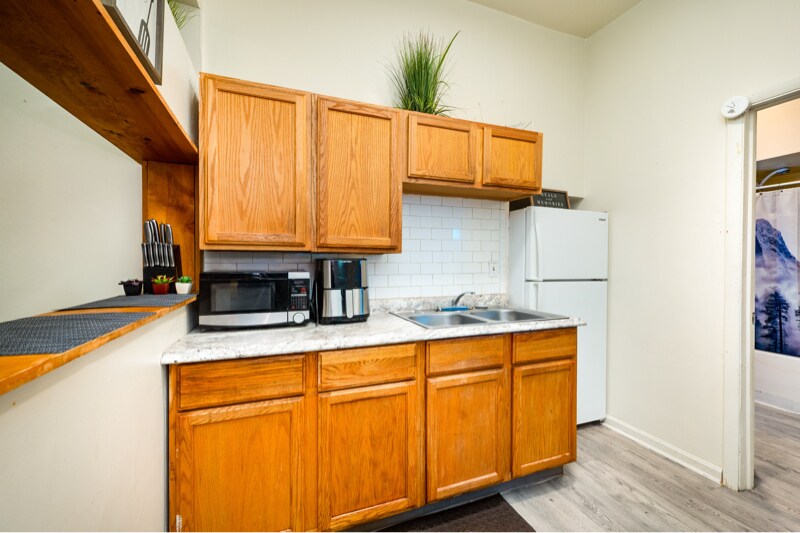 Building Photo - 612 W Market St