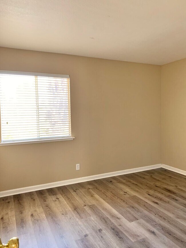 Building Photo - 4 Bedroom Home in Hollister  - No App Fee