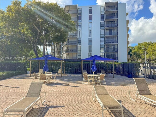 Building Photo - 3301 N Country Club Dr