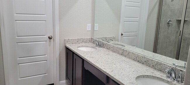 Building Photo - New 3/2 Townhome in Cibolo
