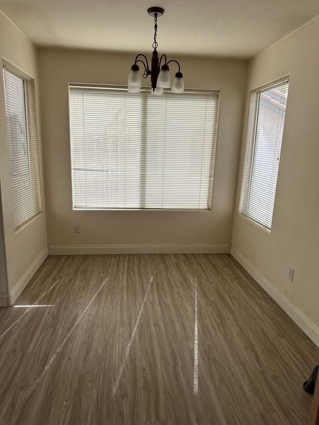 Building Photo - Great 2 bedroom 2 bathroom upstairs condo!